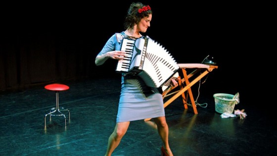 Nathalie Baartman en virtuoze band spelen liedjes in zigeunersferen
